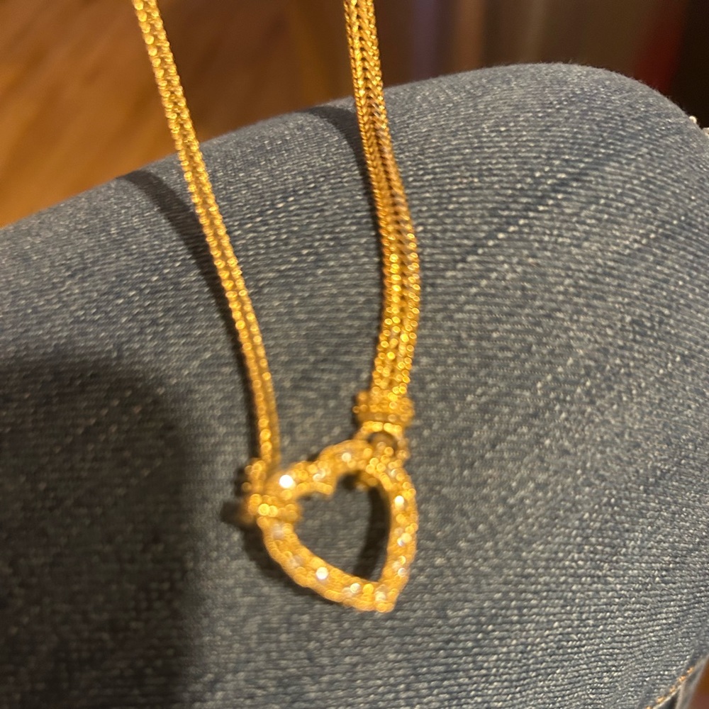 Beautiful gold tone necklace don’t have much information about it it’s sure ❤️